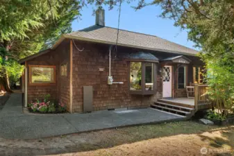 Darling shingled cottage is the perfect base from which to explore all the island has to offer!