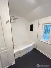 Shower/tub with rain shower head.