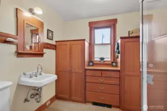 Beautiful built-in wardrobes in the bathroom