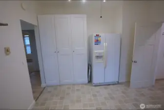 Custom pantry/cabinets w/plenty of storage