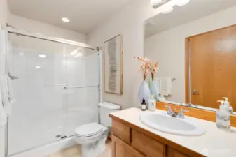 Upper level full bath / ensuite to bedroom 2.