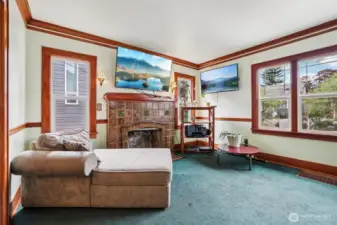 Side windows to yard and front windows to street.  TV's go with seller