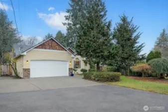 Oversized Driveway for guests, small RV or a boat!