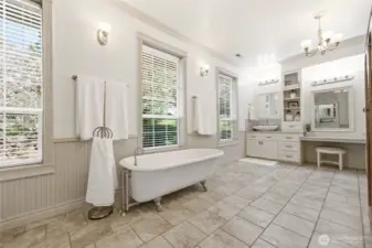 Owner's Suite Bathroom - Garden Tub