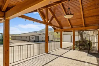 The garage, house and main barn are nicely space out - you can get to all the buildings without having to walk over dirt and mud.