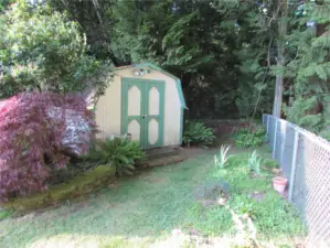 WOODED AREA BEYOUND SHED IS ALSO PUBLIC LAND.