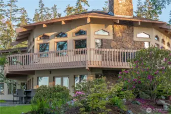 Beautiful windows. Allowing the light and views of the water inside! Panoramic views!