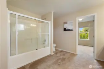 Large tub/shower in the primary bathroom