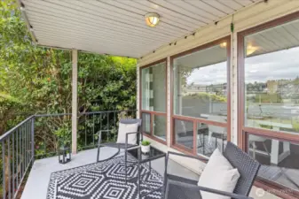 End unit with strategically placed plant life to ensure privacy.