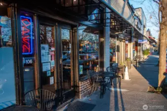 Hungry? Lots of choices nearby!