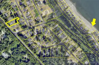 Arrow indicates proximity of Waterfront County park and deeded parking and beach access for swimming, crabbing and launching small boats.