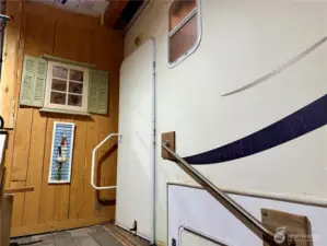 Entrance to 5th wheel