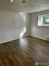 Spacious bedroom w/ walk-in closet