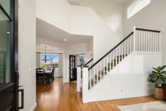 Beautiful 8' glass entry door invites you into this beautiful Murray Franklin home!