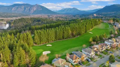 Minutes to the golf course