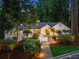 Welcome to the lovely community of Glen Grove in the incomparable Bridle Trails neighborhood of Bellevue.