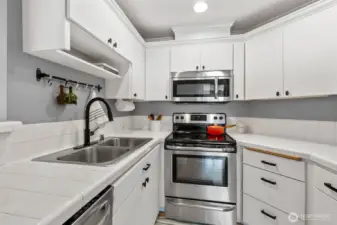Stainless steel appliances, plenty of storage in your full equipped kitchen.