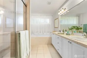 Primary Bathroom w Double Sink Vanity - Soaking Tub - Shower