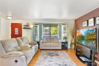 Bright, Airy, and Inviting – Big Windows Bring the Outdoors In
