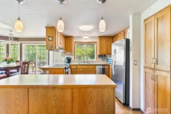 Meal Prep, Morning Coffee, or Homework Hub – This Island Does It All!