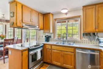 Warm & Inviting Kitchen with a Touch of Shine – Stainless Steel Style