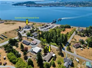 Just a half-block to beach, ferry, Store and it's music venue.