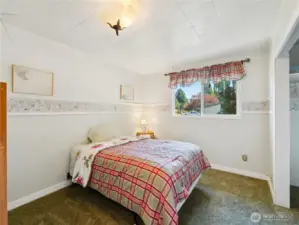 Guest bedroom.