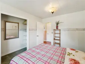 Guest bedroom.