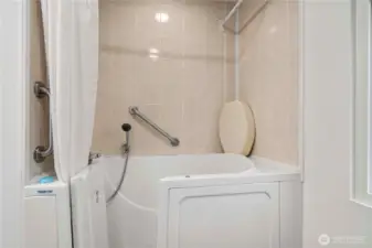 Bathtub & shower - walk in and accessible