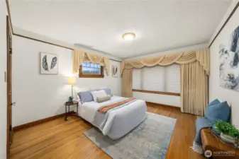 Primary bedroom on main w/walk in closet