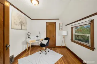 Upstairs 2nd bedroom w/walk in closet currently used as office space