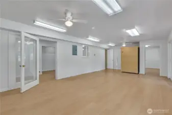 Large 2nd family room.