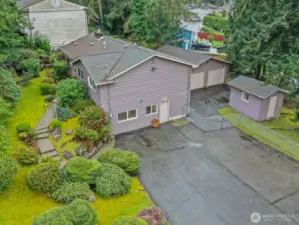 Welcome to this well-maintained Edmonds walk up rambler with a basement.