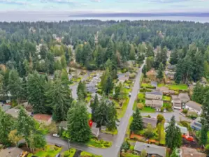 Just minutes to downtown Edmonds, the waterfront, ferry and great restaurants.