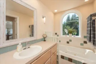 Primary ensuite with jetted tub.