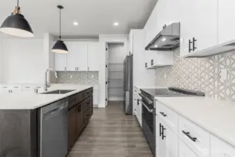 Full Tile Backslash & Quartz Counters