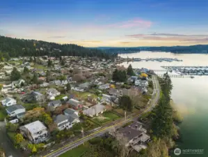 Easy stroll to Park, Beach, Oyster Plant Park and Poulsbo Yacht Club