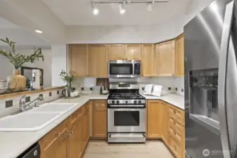 Only the top floor units of this building have gas connections - it's the superior way to cook!