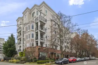 Set just blocks from a never-ending list of great dining, bars, breweries, grocery stores, nightlife, parks and amenities.