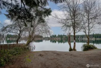Public boat ramp and lake access nearby