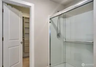 Entry to walk in closet primary suite