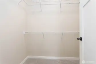 Ensuite walk-in closet