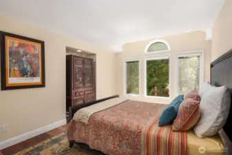 The bedroom feature large architectural windows that allow abundant natural light to enter, and they have charming views of the surrounding cedar forest.