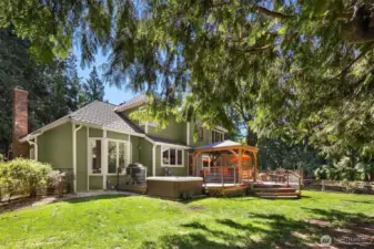 This house offers the best of both worlds. There is a large, private, fenced-in backyard that is perfect for entertaining or relaxing in the sun. Plus, the interior is designed to maximize the view while providing ample space to live and thrive.