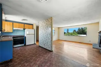 Dining area & kitchen