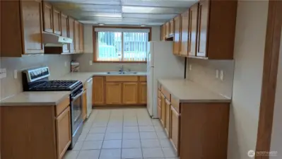 Full kitchen