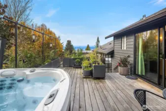 Hot Tub with Views!