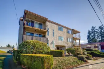 The quiet, residential neighborhood of Loyal Heights is ideally located near grocery, transit and restaurants.