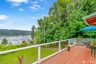 Huge deck for entertaining, summer bbq or just quite peaceful morning refelction.