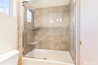Full Bathroom on 2nd floor hallway servicing all other bedrooms on 2nd floor!